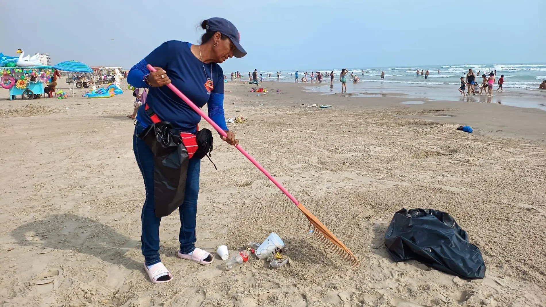 Comerciantes se unen para combatir la 'invasión' de basura en Playa Mirama